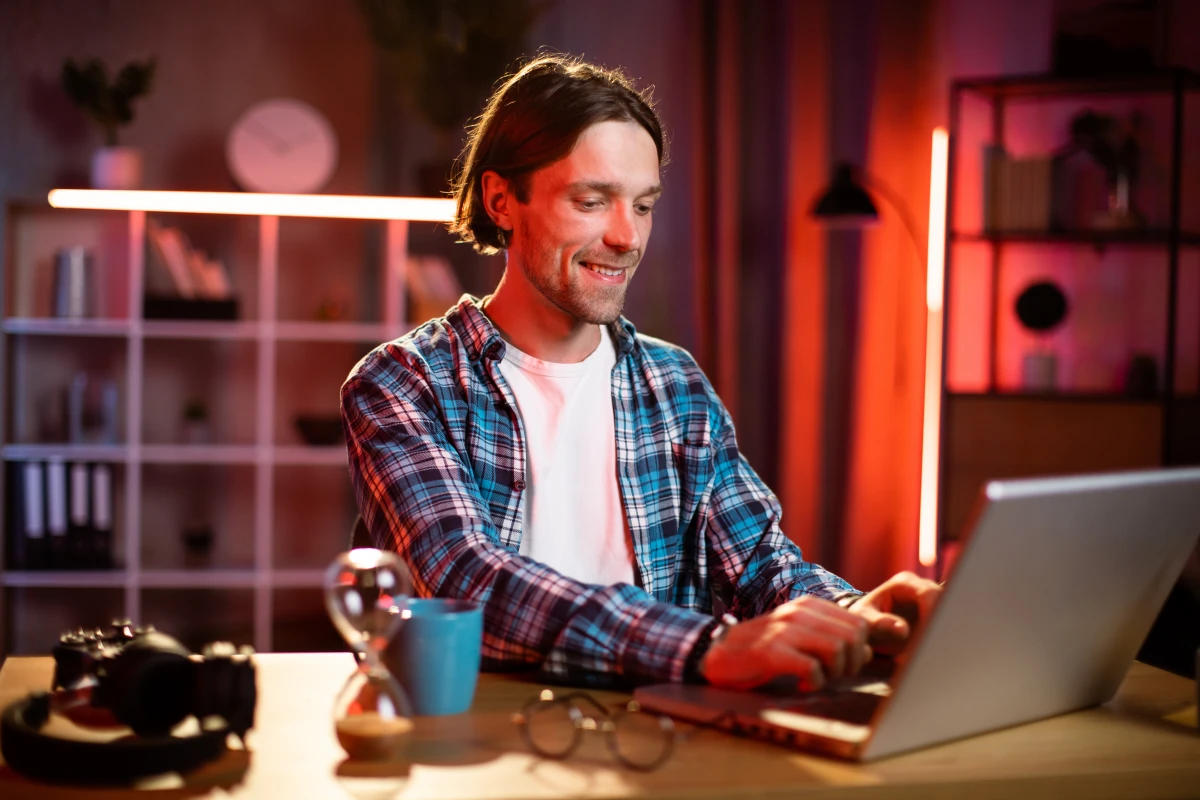 Plateformes de freelance : Naviguer dans les eaux troubles du droit du travail numérique